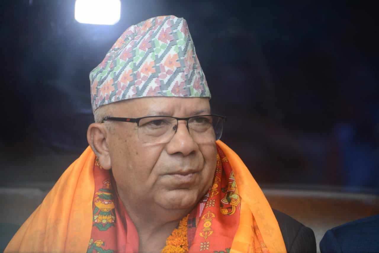 युरोप भ्रमण छोट्याएर फर्किए माधव नेपाल, भन्छन्– ललितानिवास अनुसन्धानमा सघाउन तयार छु